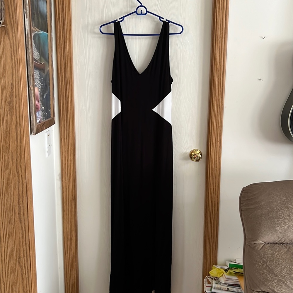 Venus dress. Maxi black and white. Never worn. Large